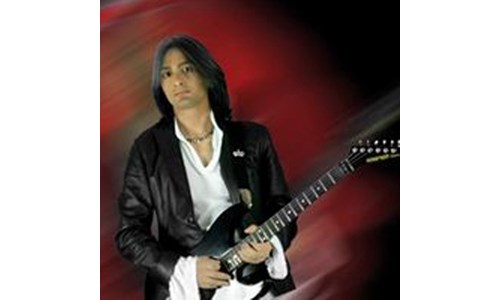 SONER CANÖZER  (GİTAR)